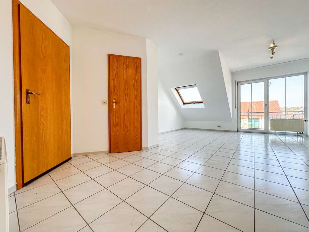 Immobilie in Forst - 2-Zimmer-Dachgeschosswohnung mit 2 Balkonen, Einbauküche, Keller und Stellplatz - Bild 2
