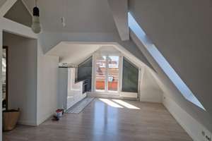 2 Zimmer Dachgeschosswohnung mit Balkon und EBK