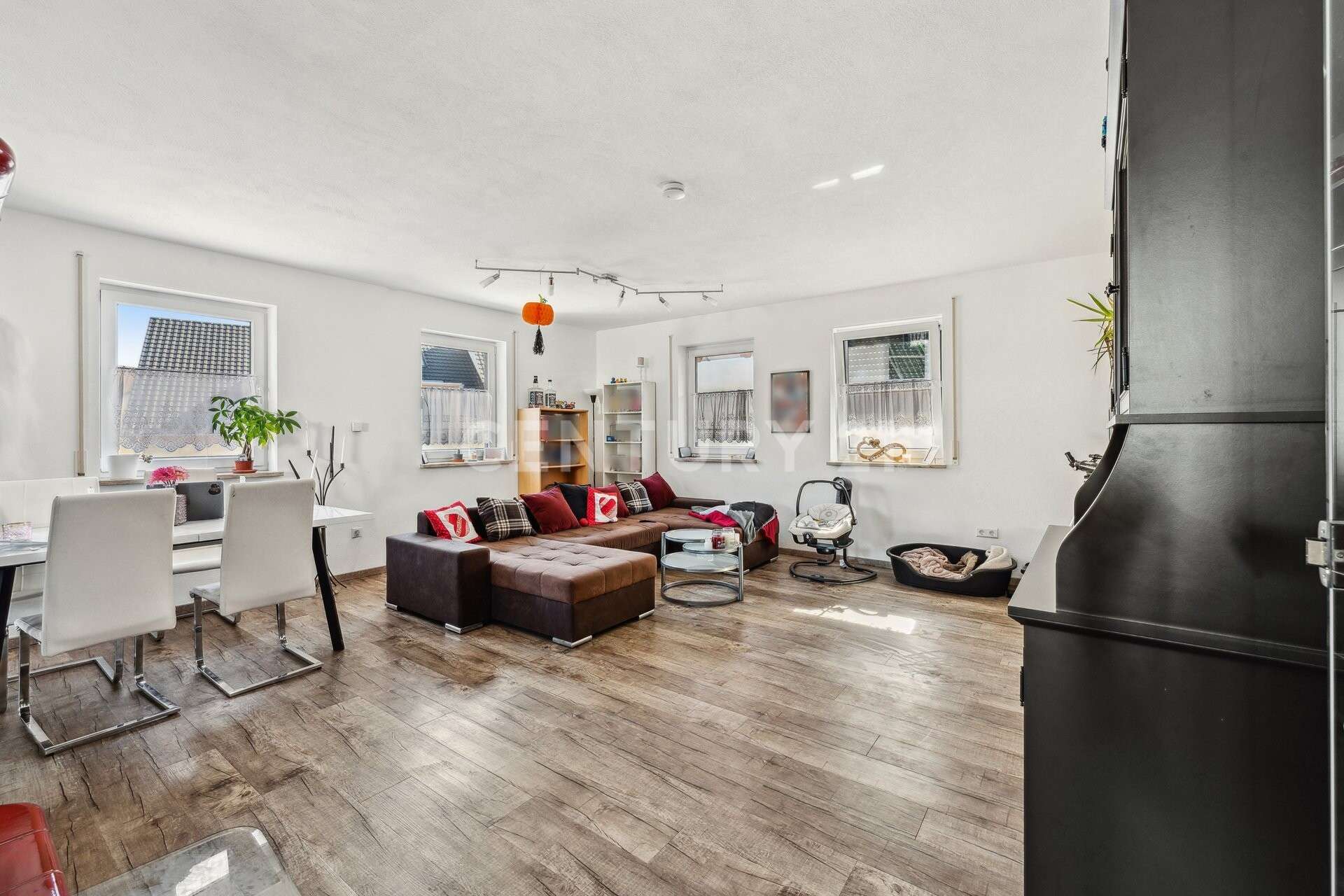 Immobilie in Simmershofen - Attraktives 4-FH mit PV-Anlage, Wärmepumpe aus BJ 2013 - Bild 2