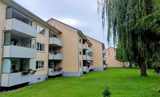 Provisionsfreie, gemütliche und gepflegte 3-Raum-Wohnung mit Balkon und EBK in Friedrichshafen. 