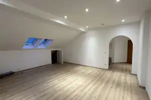 Frisch Renoviert - Dachgeschosswohnung in ruhiger Lage mit großzügigem Balkon und Tiefgaragenstellpl – München – Vorschaubild 3