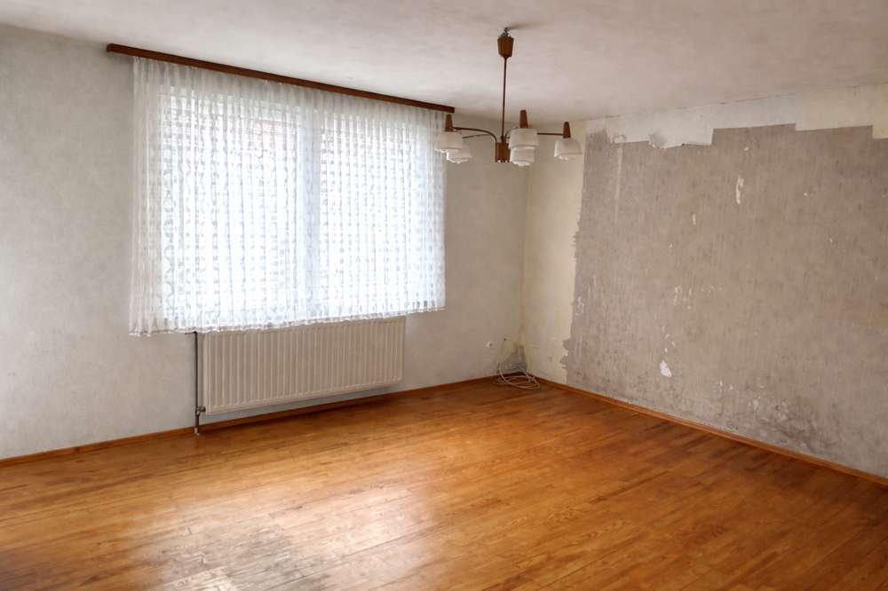 Immobilie in Mehlingen - Teilvermietetes Dreifamilienhaus mit Garage und Nebengebäude in ruhiger Lage von Mehlingen - Bild 1