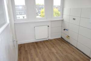 EXKLUSIV RENOVIERT + SANIERT MODERNE HELLE WHG. KOMPLETT LAMINAT WANNENBAD 5.OG / DG IN OBERBILK – Kirchstr. 7, 40227 Oberbilk, Düsseldorf – Vorschaubild 6