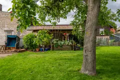Großzügige Grünflächen rund um das Haus