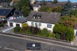 Familienfreundliches Wohnhaus mit Balkon, Terrasse und Einliegerwohnung – Die vollständige Adresse der Immobilie erhältst du vom Anbieter., 92253 Schnaittenbach – Vorschaubild 1