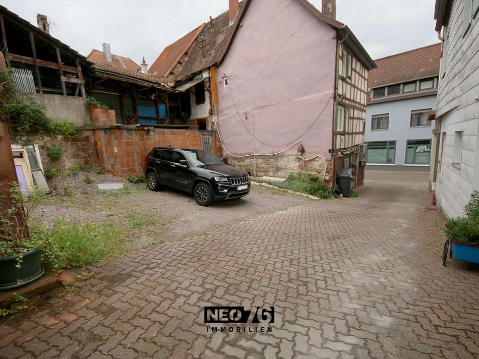Hofzufahrt mit Parkplätzen