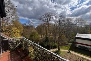 Charmante 2-Zimmer-Dachgeschosswohnung in ruhiger Lage mit Balkon mit Blick auf den Eichtalpark  