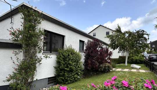 Bild von RESERVIERT - Freistehendes Traumhaus mit Einliegerwohnung auf großem Grundstück in Taunusstein Wehen