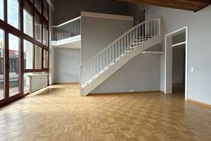 Lichtdurchflutete Maisonettewohnung, Südbalkon, 2 TG-Stellplätze, Hallenbad, energetische Sanierung