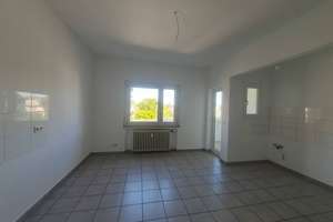 Modernisierte 3-Zimmer-Wohnung mit Wintergarten und Wannenbad in Köln-Mülheim – Frankfurter Straße 43, 51065 Mülheim (Ortsteil), Köln – Vorschaubild 1