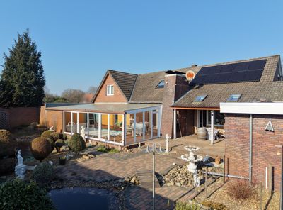 Großes Wohnhaus mit ca. 75m² Wintergarten inkl. Schwimmbad mit zwei Garagen und vielen Extras!