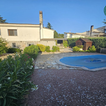 Freistehendes Chalet mit einem Grundstück von 1.000 m2 und privatem Pool.