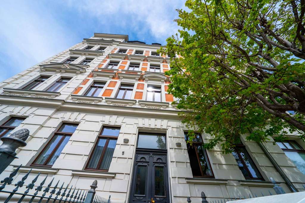 4 Zimmer Altbau Wohnung mit Balkon zwischen Oper u. Hauptbahnhof, frei ab 01.09.25