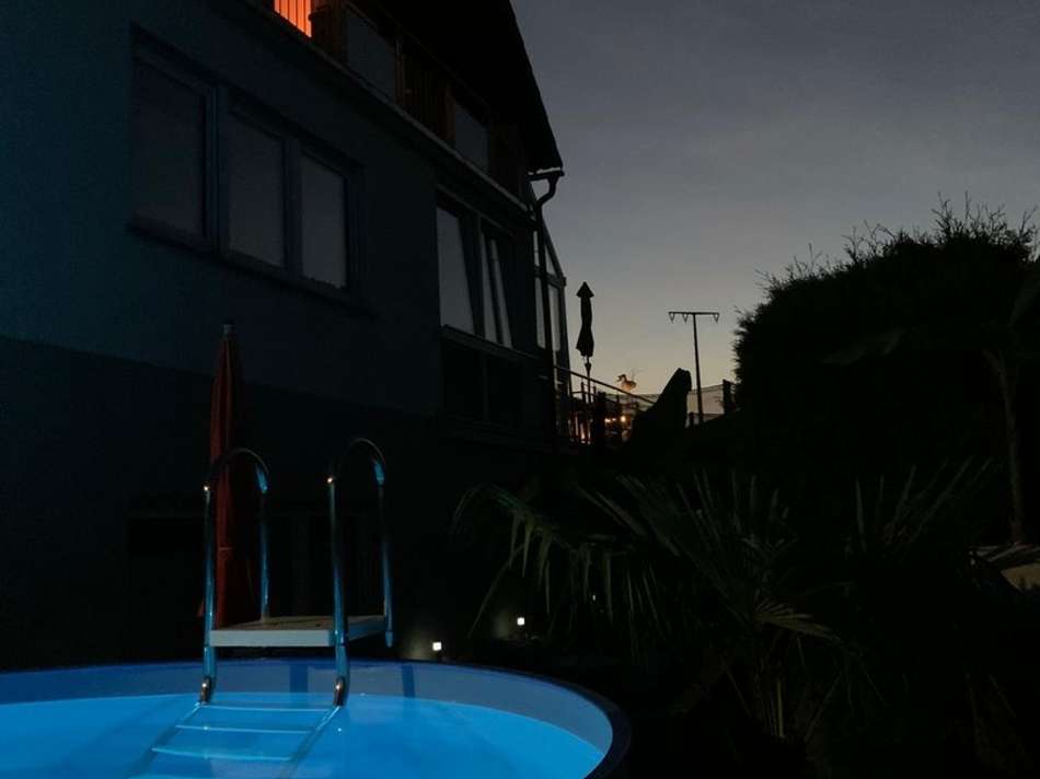 Poolanlage bei Nacht