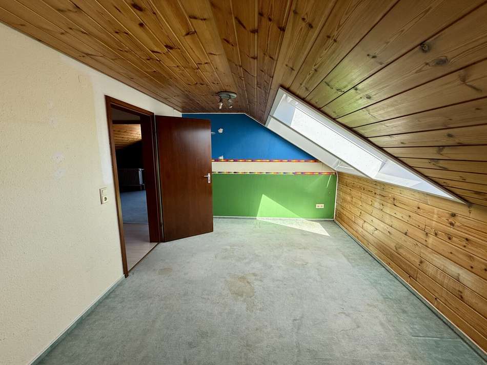 Zimmer im Dachgeschoss mit gro
