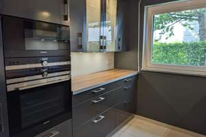 Moderne 2,5 Zimmer EG Wohnung mit Souterrain - EBK, TG, A+, 2010BJ, Garten, Top Lage – Bajuwarenstr. 56, 81825 Gartenstadt Trudering, München – Vorschaubild 2