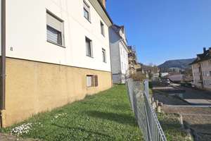 Schramberg: KAPITALANLER aufgepasst: 3 - Fam.-Mietshaus + 4 neuwert. Einzelgaragen – Die vollständige Adresse der Immobilie erhältst du vom Anbieter., 78123 Schramberg – Vorschaubild 1