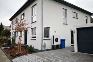 ELEGANTE DHH - NEUBAU - MIT 4 ZIMMERN, EBK, TERRASSE, GEPFLEGTER GARTEN, GARAGE AM HAUS, RUHIGE LAGE – Die vollständige Adresse der Immobilie erhältst du vom Anbieter., 64546 Mörfelden-Walldorf – Vorschaubild 3