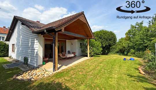 Bild von Freistehendes Einfamilienhaus mit Terrasse auf großem Grundstück