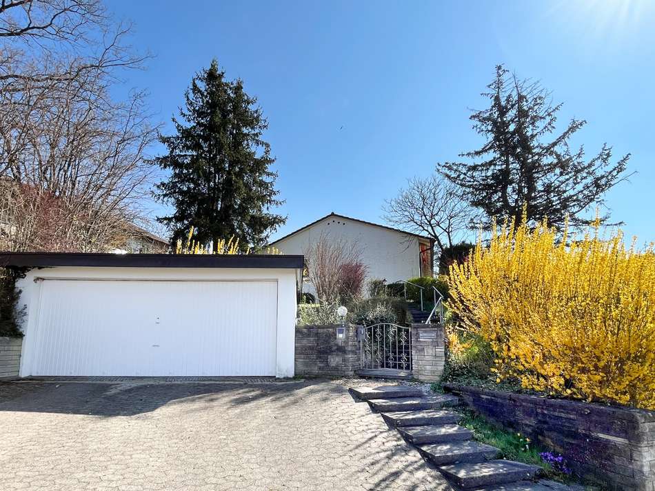 Außenansicht mit Garage