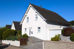 Wohnen in Bestlage am Bürbacher Giersberg - Neuwertiges Einfamilienhaus mit Terrasse, Garage, Garten
