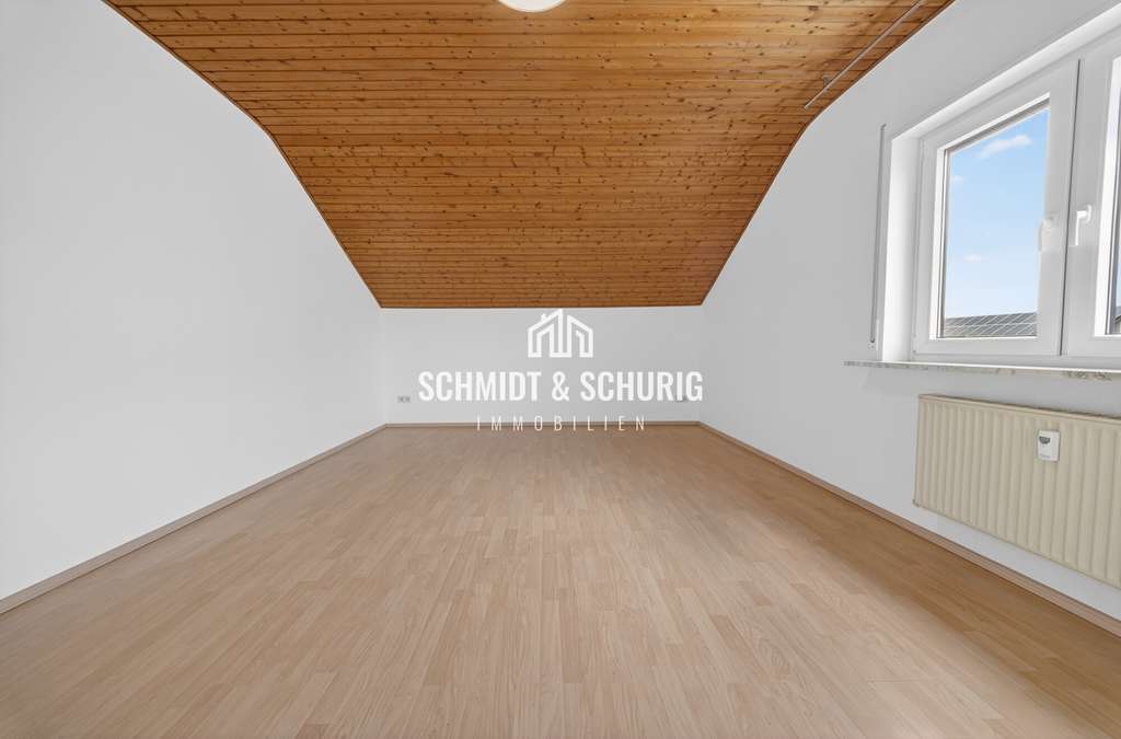 Immobilie in Oberhausen-Rheinhausen - Charmante Dachgeschosswohnung mit großer Garage und Gartenanteil - Bild 3