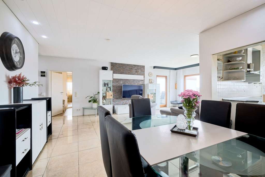 Immobilie in Gomaringen - Attraktive 3,5-Zimmer Wohnung mit Balkon, Pool und Sauna in Gomaringen. - Bild 2