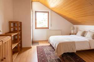 Lichtdurchflutete 2‑Zimmer‑Dachgeschosswohnung mit Balkon & Stellplatz in stadtnaher Lage