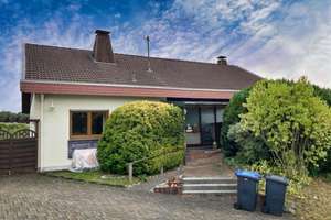 Großzügiges Einfamilienhaus mit Einliegerwohnung und Doppelgarage in Freudenberg-Oberholzklau  – Die vollständige Adresse der Immobilie erhältst du vom Anbieter., 57258 Freudenberg – Vorschaubild 2