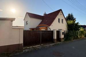 Familienfreundliches Einfamilienhaus mit großem Grundstück, Kamin, Nebengebäuden und viel Potenzial – Die vollständige Adresse der Immobilie erhältst du vom Anbieter., 1979 Lauchhammer – Vorschaubild 1