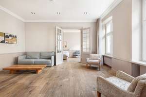 Nahe Rosa-Luxemburg-Platz: Wunderschöne 4 Zimmer Altbauwohnung mit 2 Bädern & hohe Decken