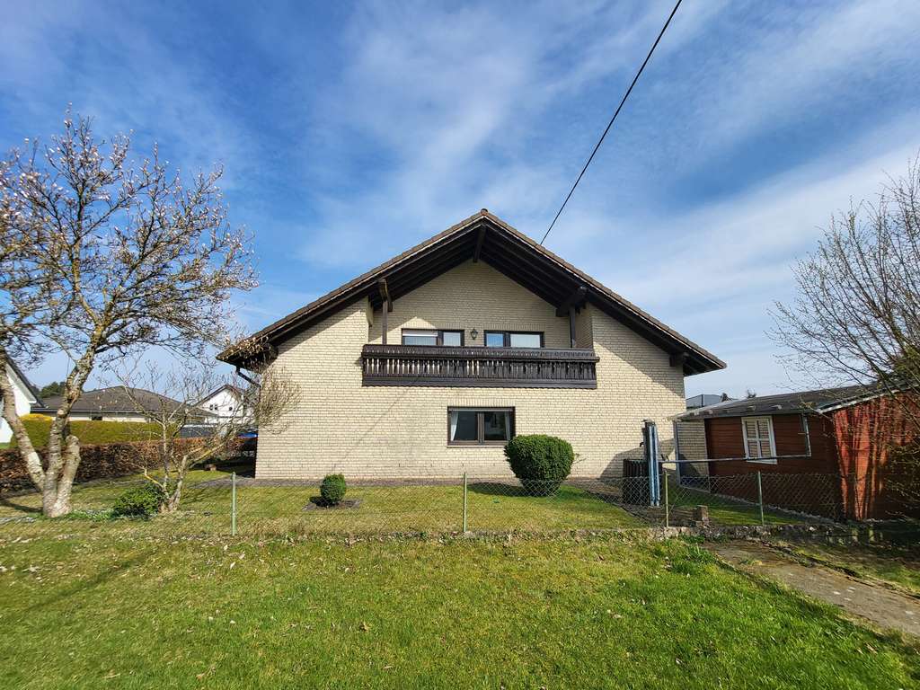 Immobilie in Ailertchen - Freistehendes Einfamilienhaus mit barrierefreiem Erdgeschoss, Doppelgarage und großem Garten! - Bild 1