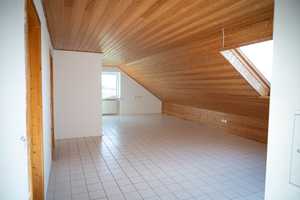 Frisch renovierte Dachwohnung mit offenem Layout im 2. OG – Maienbergstraße 24, 86424 Augsburg (Kreis) – Vorschaubild 1