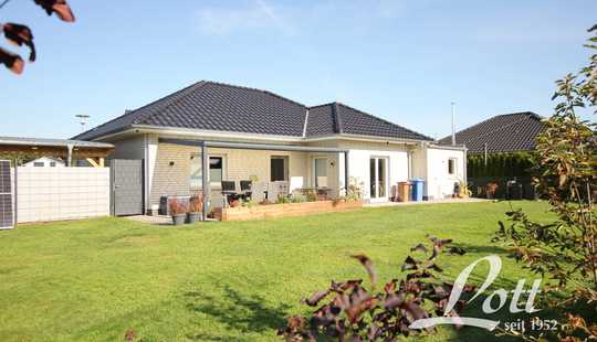 Bild von ++ Ansprechender und ebenerdiger Bungalow m. Garage u. D-Carport in Sackgassenlage von Augustfehn!++