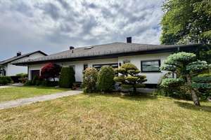 Großzügiger Bungalow mit zusätzlicher Einliegerwohnung – Ideal für Familien, Home-Office oder Praxis – Die vollständige Adresse der Immobilie erhältst du vom Anbieter., 35641 Schöffengrund – Vorschaubild 1