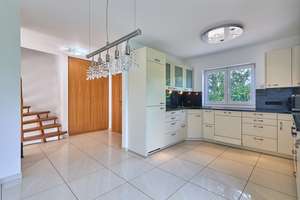 SPACIOUS AND ONLY 13 MINUTES TO CLAY! High-quality corner townhouse with garden, whirlpool, & garage – Die vollständige Adresse der Immobilie erhältst du vom Anbieter., 65203 Biebrich, Wiesbaden – Vorschaubild 6