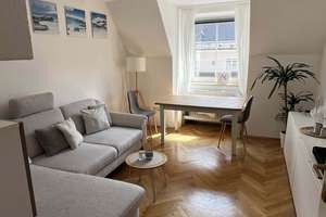 2,5-Zi.-Altbau-Whg. mit kl. Wohnküche im 3. OG in München-Nymphenburg