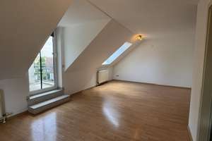 Lichtdurchflutete 3-Zimmer-Maisonettewohnung mit Dachterrasse und zwei Stellplätzen
