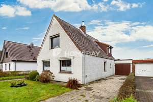 Teilsaniertes Einfamilienhaus mit großem Grundstück, Terrasse, Nebengebäude und Garage | Surheide