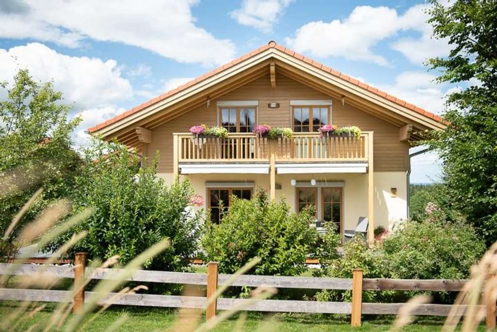 Immobilie in Irschenberg - PANORAMABLICK NACH NORDEN AUF WIESEN WALD UND TAL - Bild 0