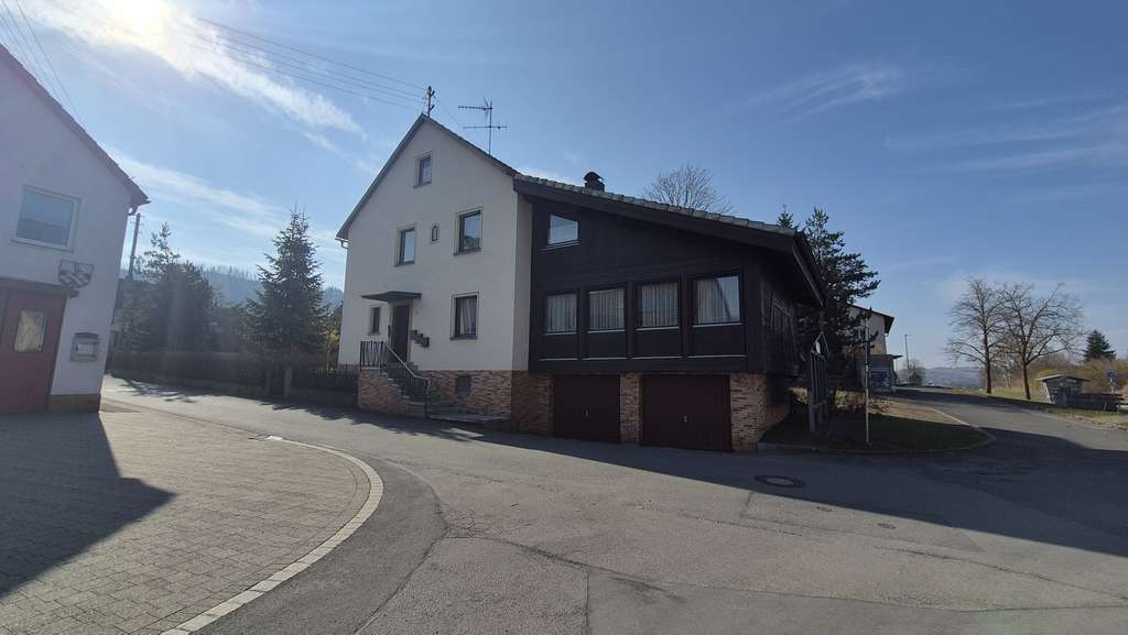 Immobilie in Marktrodach - Großzügiges Wohnhaus mit großer Scheune, Garagen und Garten - Bild 2