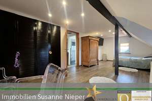 Haus-im-Haus-Feeling. Großzügige Maisonettewohnung im 2-Familienhaus mit Balkon und Dachloggia