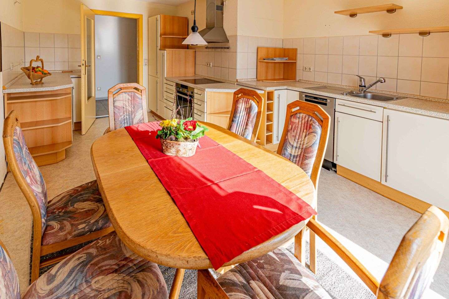 Immobilie in Immendingen - Attraktive 3-Zi.-Wohnung mit Kamin, ausgebautem Dachraum, Garage und eigenem Garten in Immendingen - Bild 4