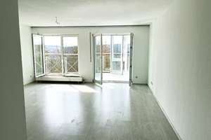 Großzügige 2-Zimmer-Wohnung mit Wintergarten, Aufzug in ruhiger Lage, TG-Stellplatz zusätzlich