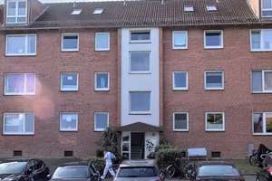 Modernisierte Wohnung mit vier Zimmern und Balkon in Kiel