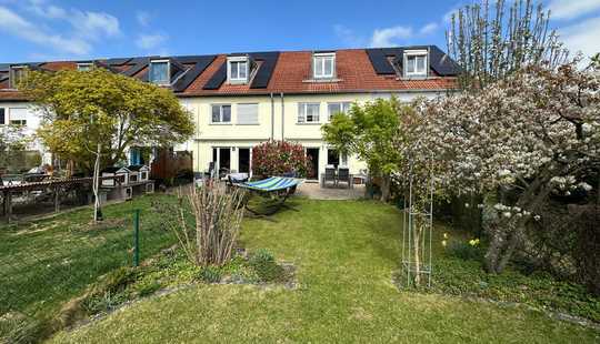 Bild von Modernes Niedrigenergiehaus mit Terrasse und schönem eingewachsenem Garten in guter Lage
