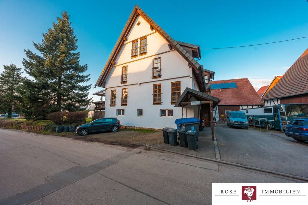 Immobilie in Leutenbach - Helle Dachgeschosswohnung mit ausgebauter Bühne, Stellplatz und wunderschönem Ausblick auf die Felde - Bild 3