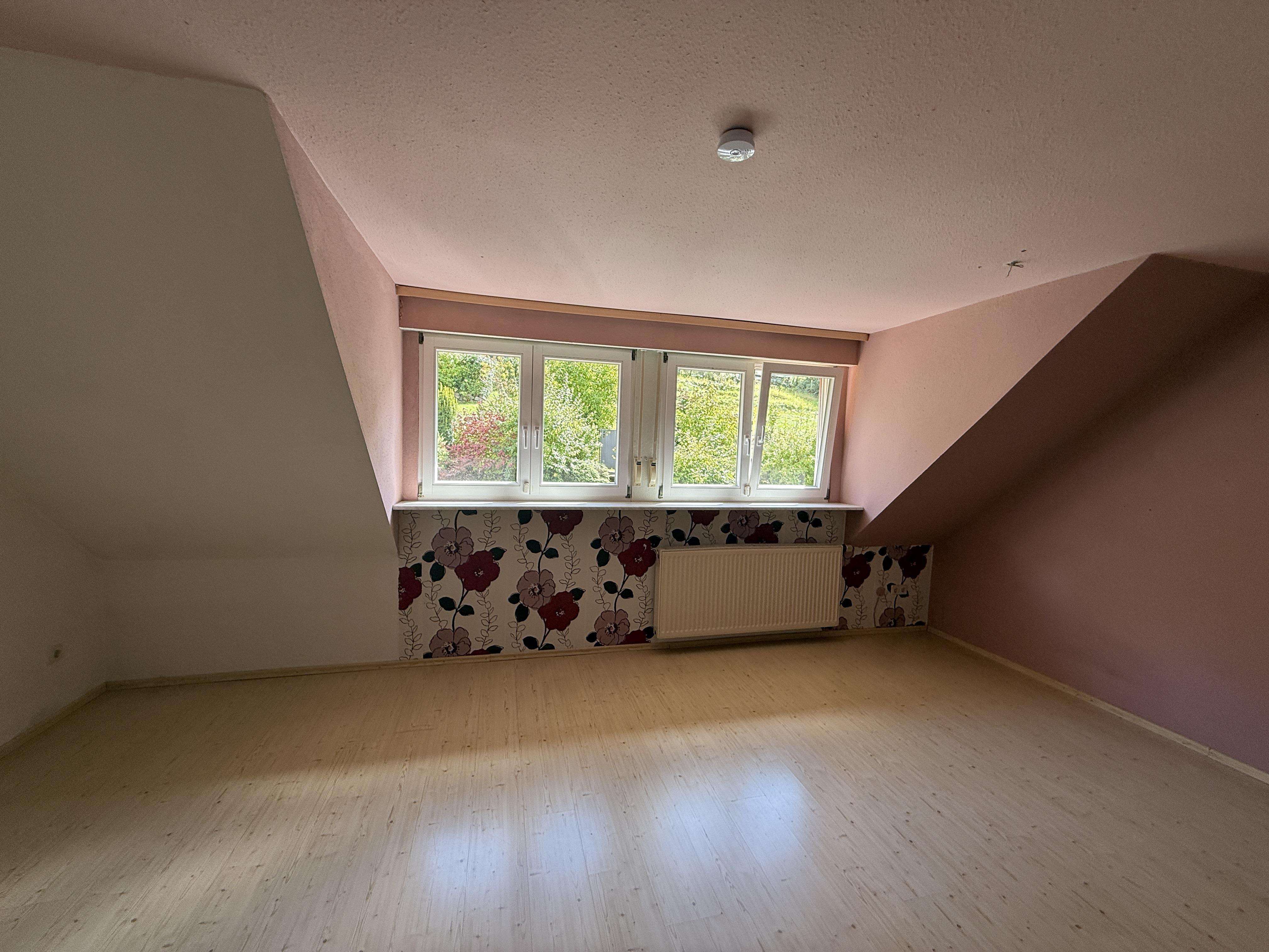 Immobilie in Hausach - Ein Zuhause zum Wohlfühlen – helles Reihenhaus mit Kachelofen, Balkon und lichtdurchflutetem Studio  - Bild 3