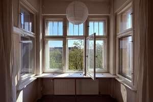 Altbau in Platzlage - sanierungsbedürftige 3-Zimmer Wohnung mit Balkon und Fahrstuhl!