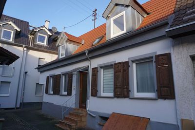 Zwei Einfamilienhäuser gegenüberstehend in Stadtmitte
